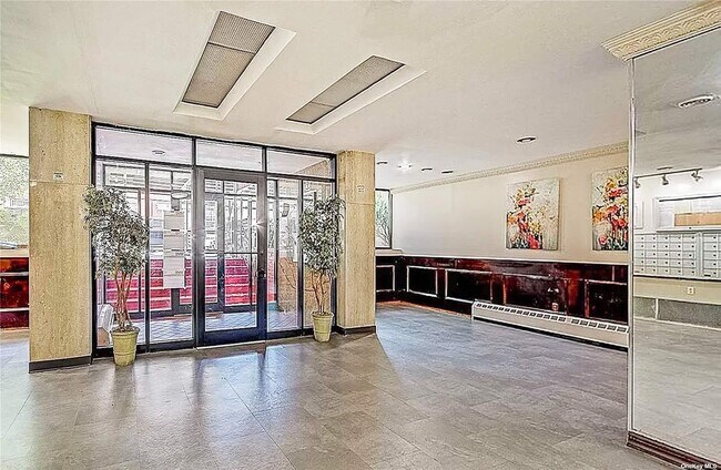 Foto del edificio - 84-70-84129 129th St
