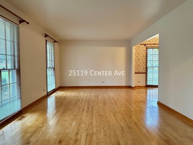 Foto del edificio - 2S119 Center Ave