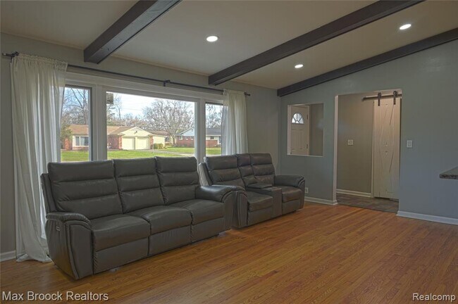 Foto del edificio - 23645 W Newell Cir