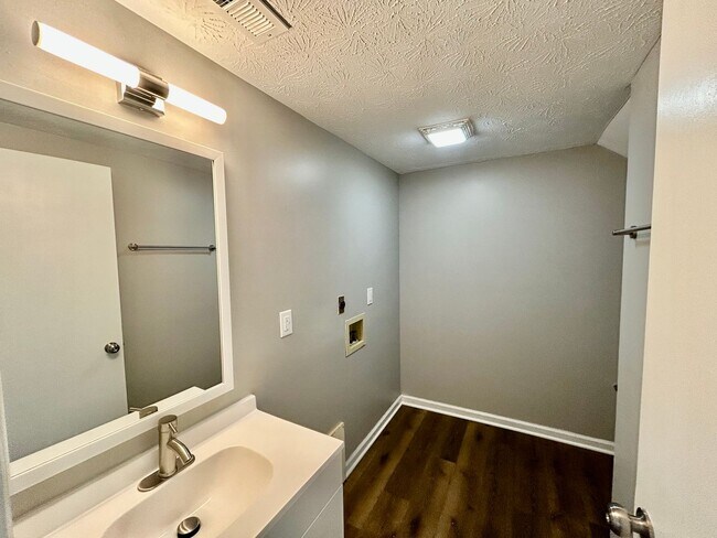 Foto del edificio - September Rent Free! Modern 3BR Apartment ...