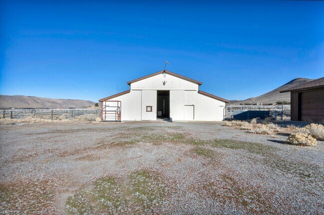Foto del edificio - 20 Acre Ranch with House, Barn, Separate Workshop, and 5-Car Garage