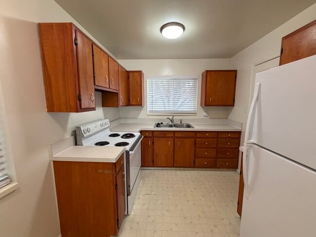 Building Photo - 744-746 E 200 N