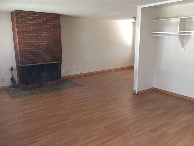 Building Photo - 230az
