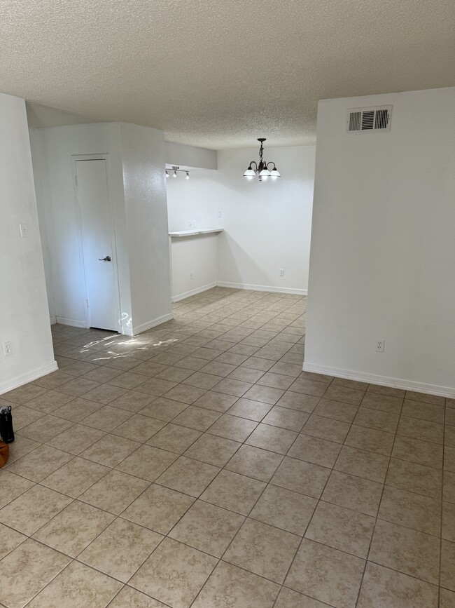 Building Photo - 17401 Red Oak Dr