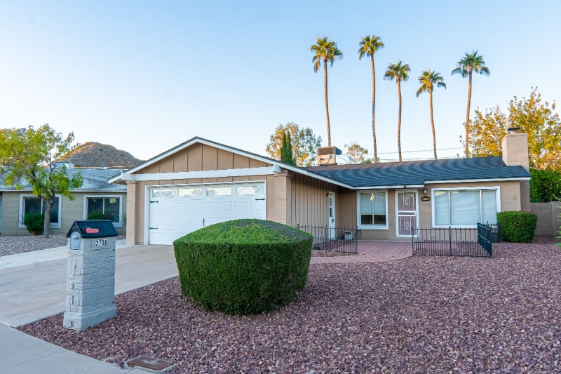 Primary Photo - 2706 E Dahlia Dr