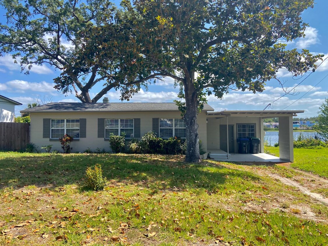 Primary Photo - 3 Bedroom Lakefront Home in Apopka!