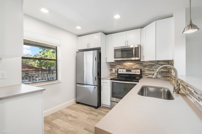 Building Photo - 2 br, 2 bath Condo - 8750 Royal Palm Blvd