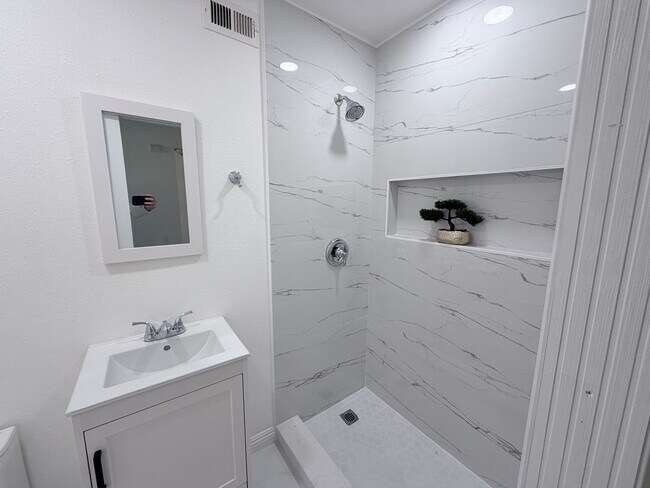 Building Photo - Coronado model with enclosed patio room in Leisure Village Camarillo