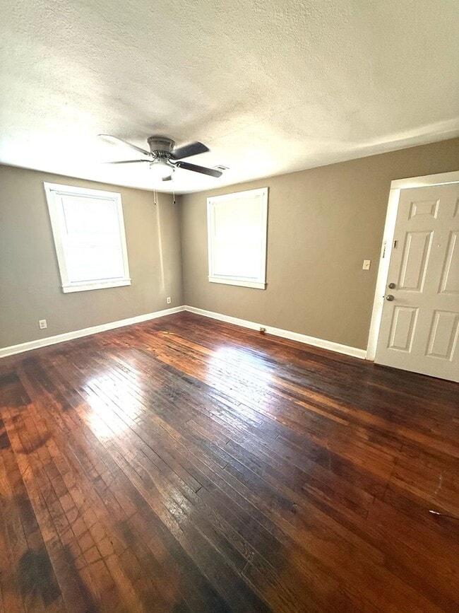 Building Photo - ** 2 bed 1 bath located in Capitol Hights ...