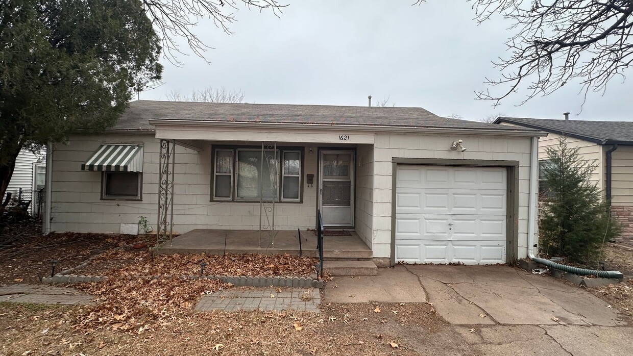 Primary Photo - $895 - 2 bed 1 bath home - Single Family Home