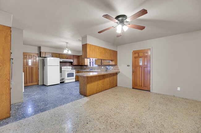 Building Photo - 810 S 16th 1/2