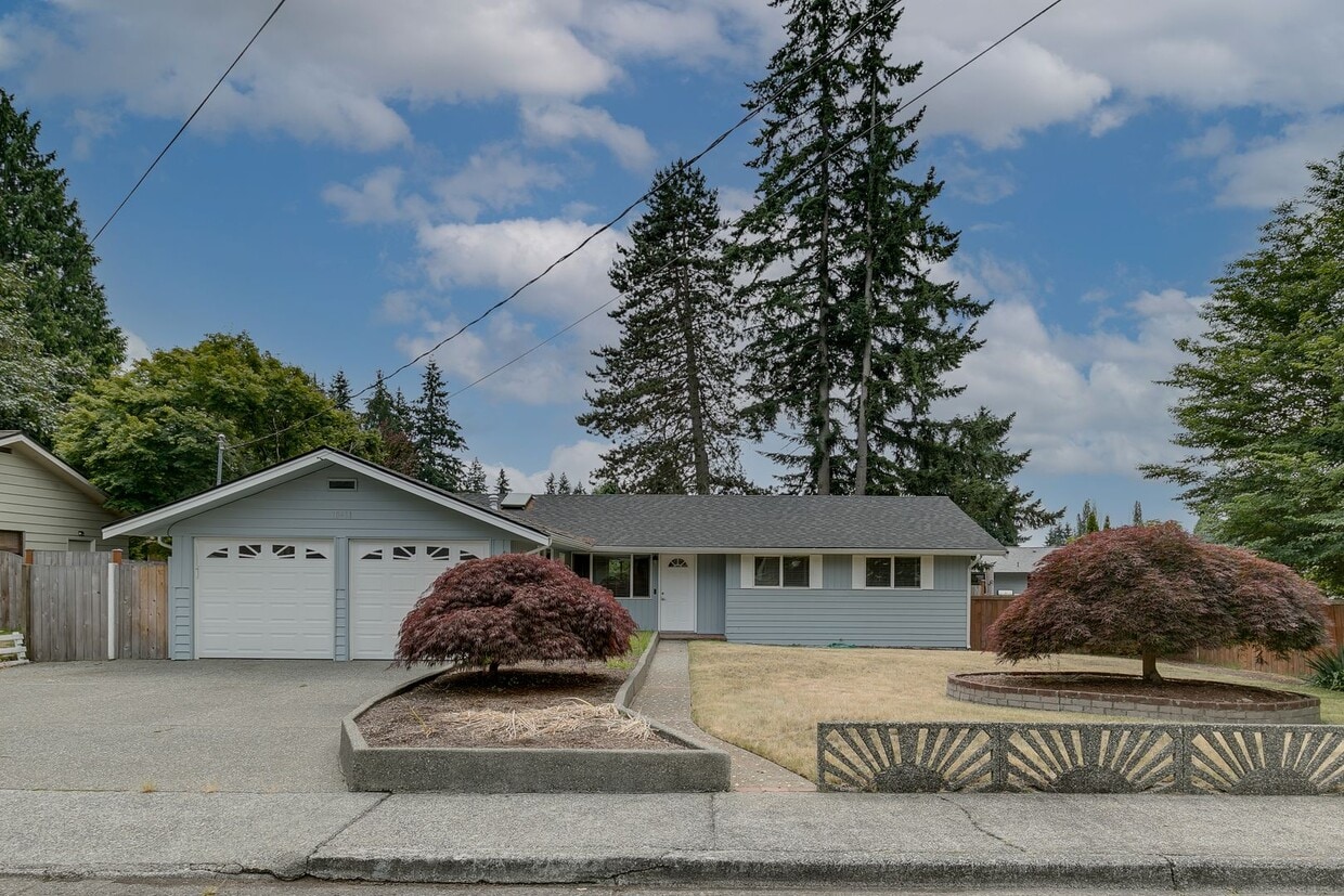 Primary Photo - Amazing Updated Rambler in Kirkland with B...