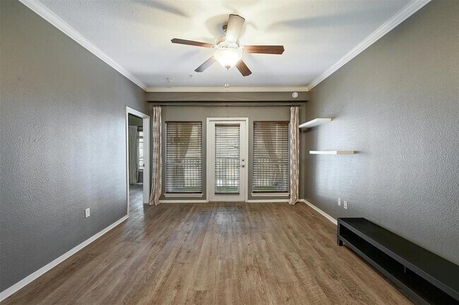 Building Photo - 910 W 25th St