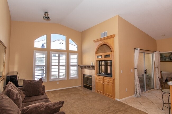 Building Photo - Beautiful 2 Bedroom / 2 Bath Condo in Desi...
