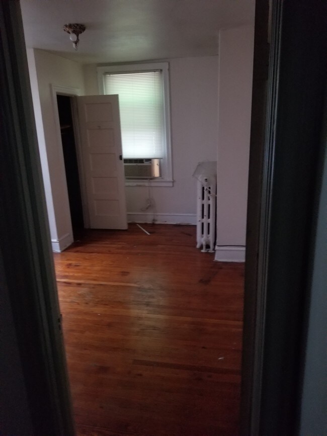 2nd piso Back habitaciones de 13 x 15 - 6438 Clearview St