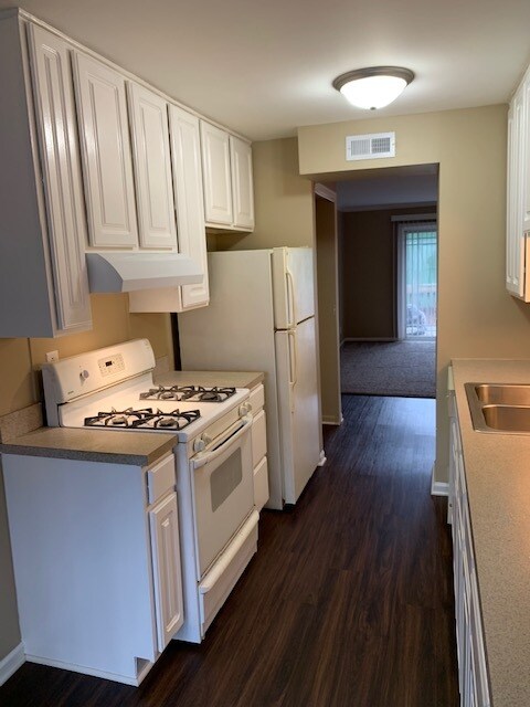 Building Photo - 1950 Tall Oaks Dr