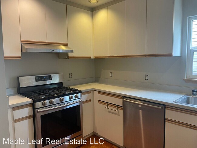 Building Photo - 3 br, 2.5 bath House - 2409 E Yesler Way