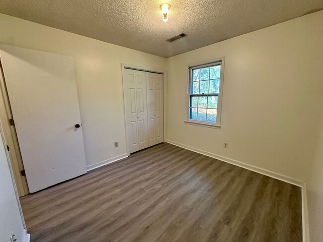 Building Photo - This home offers convenience and comfort!