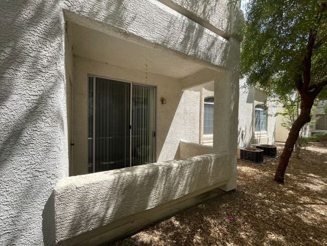 Building Photo - First Floor Unit in Gated Community!