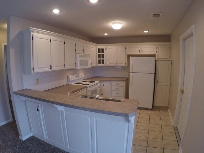 Building Photo - 3 Bedroom Ranch No Steps! | Midwest Proper...