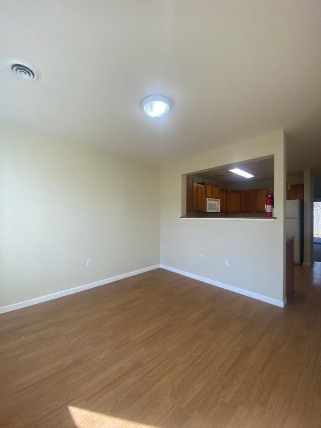 Building Photo - Beautiful 3 Bedroom, 2 1/2 Bath Townhome