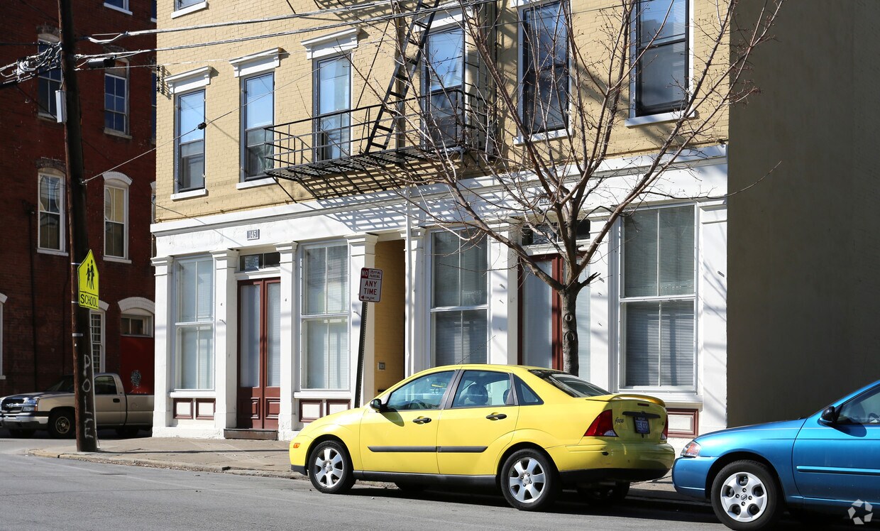 Foto del edificio - 143-145 E McMicken Ave