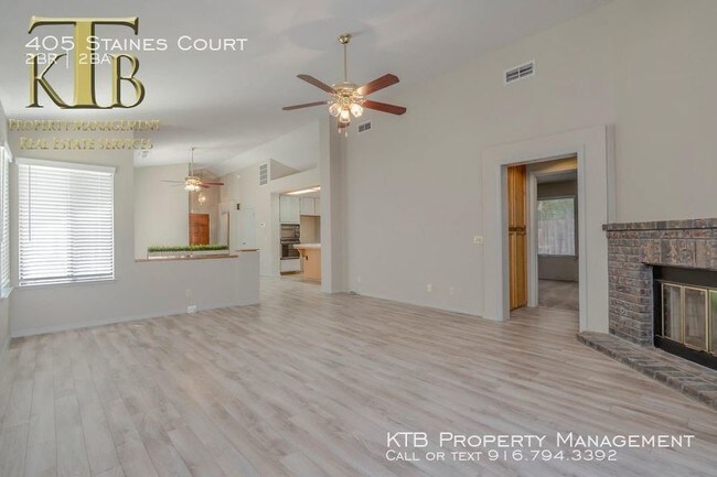 Building Photo - Very nice 2 bedroom w/den in gate community