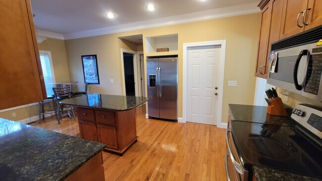 Building Photo - 17 Badger Dr