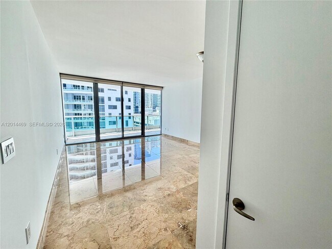 Foto del edificio - 1331 Brickell Bay Dr