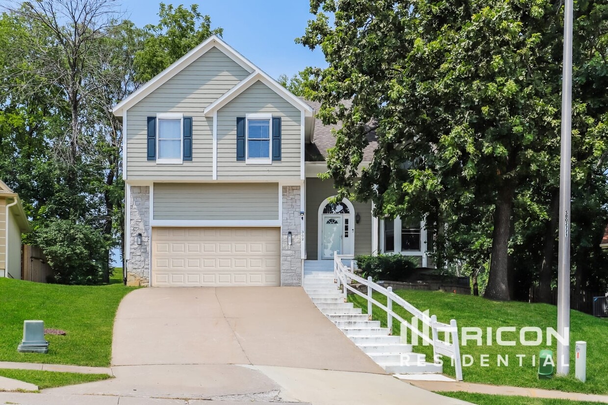 Foto principal - 302 E 123rd Terrace