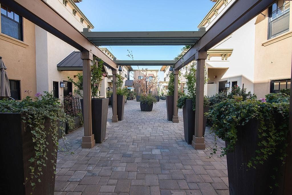 Gated building with private courtyard - 1765 E Bayshore Rd