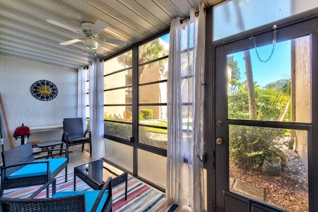 Building Photo - Condo just 10 minutes from Downtown Naples and the beaches!