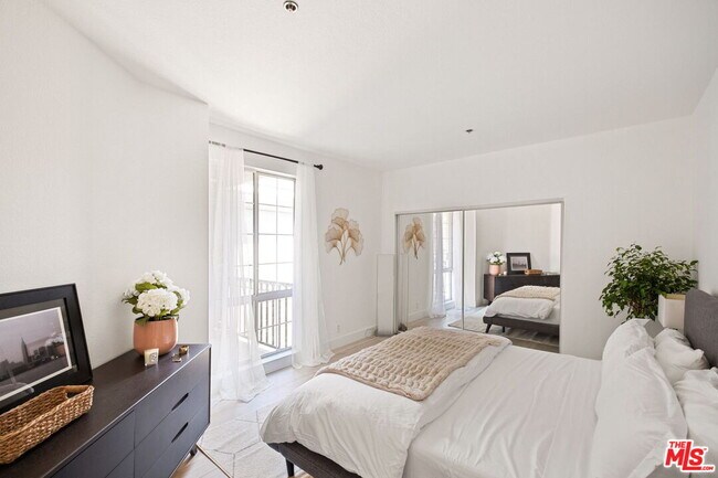 Foto del edificio - 585 N Rossmore Ave