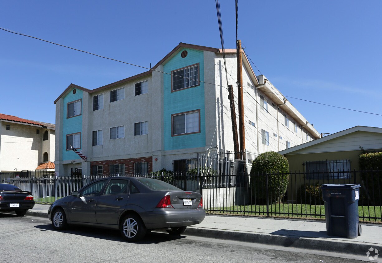 Foto del edificio - 13700 Kornblum Ave