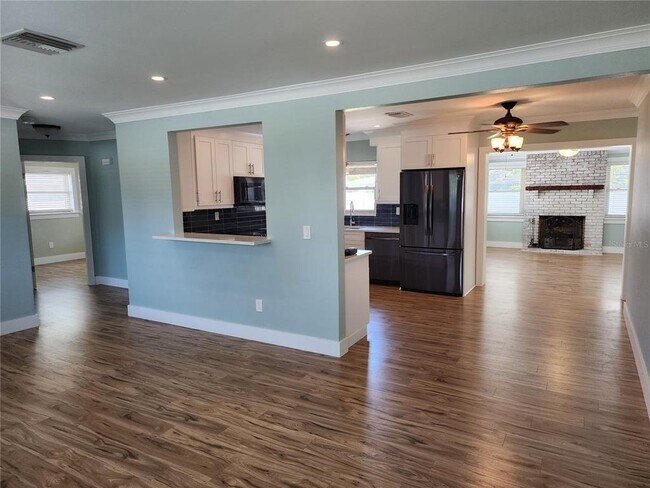 Building Photo - 2347 Eastwood Dr