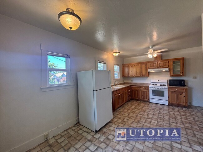 Building Photo - Vintage, Charming 3bed/ 2 bath on a Corner...