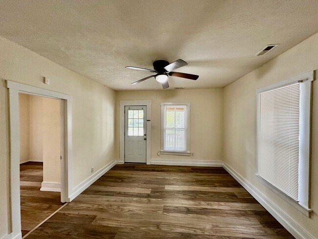 Foto del edificio - Nicely finished 2 bedroom bungalow