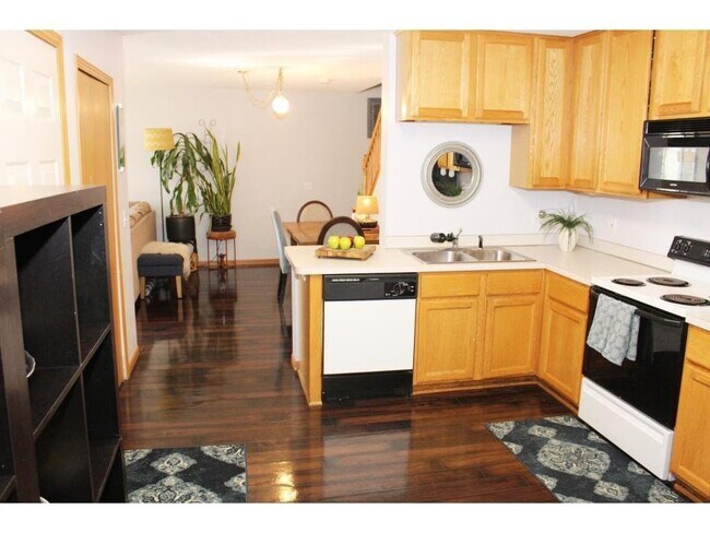 Building Photo - 3 Bed/1.5 Bath Townhome* Great location ne...