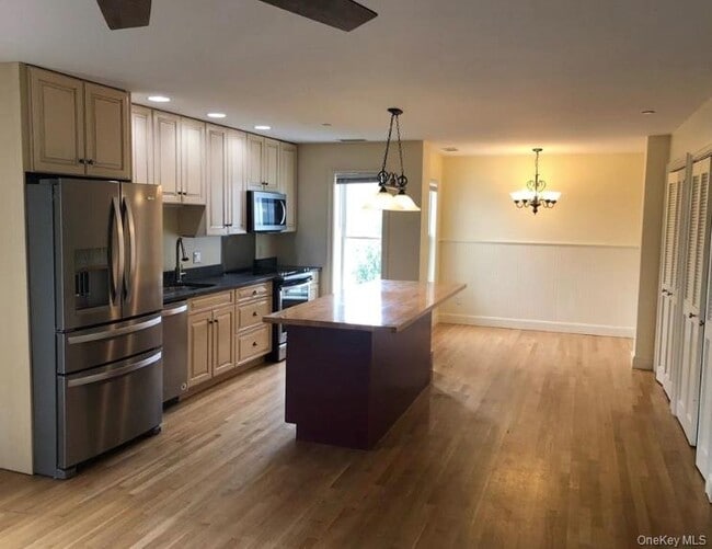 Building Photo - 148 Main St