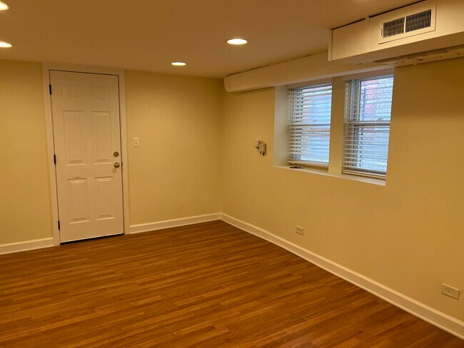 Building Photo - 816 N Maplewood Ave