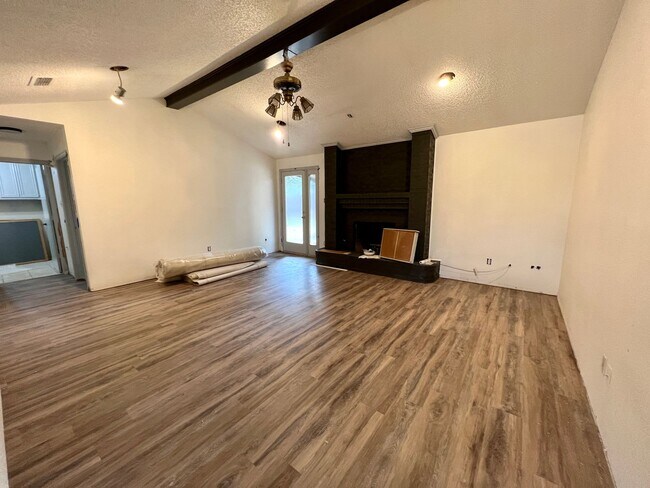 Foto del edificio - Completely Updated 3/2/2 in The Meadows close to Preston Smith Elementary
