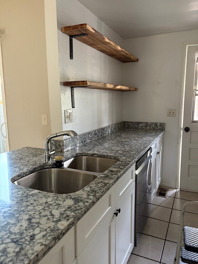 Foto del edificio - 8757 E Roundtree Ave
