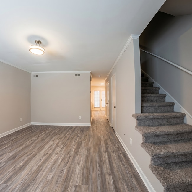 Sala de estar y escaleras - Courtyard Townhomes