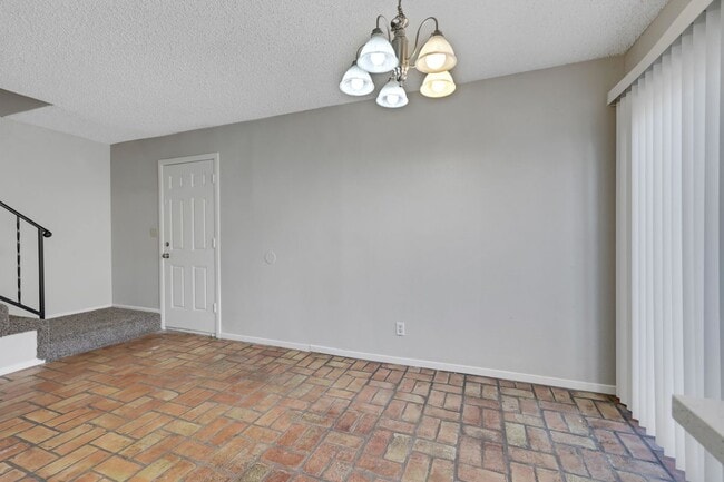 Building Photo - 1520 Hialeah Dr