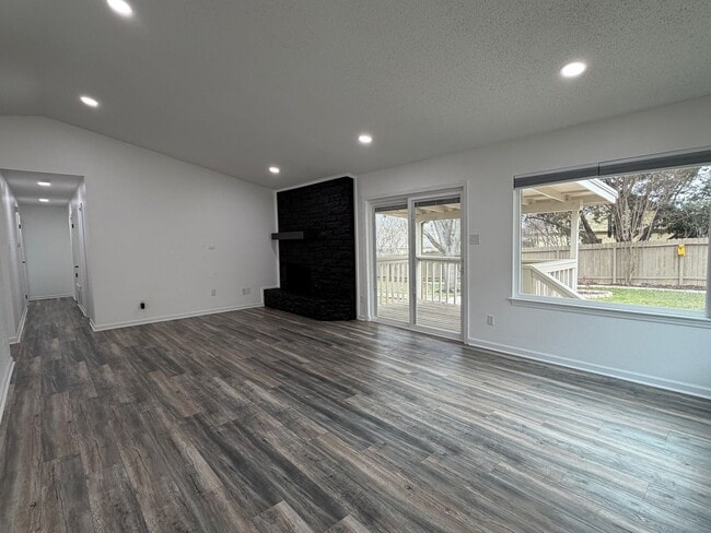 Foto del edificio - Renovated 4/2 in Beautiful Lago Vista Location