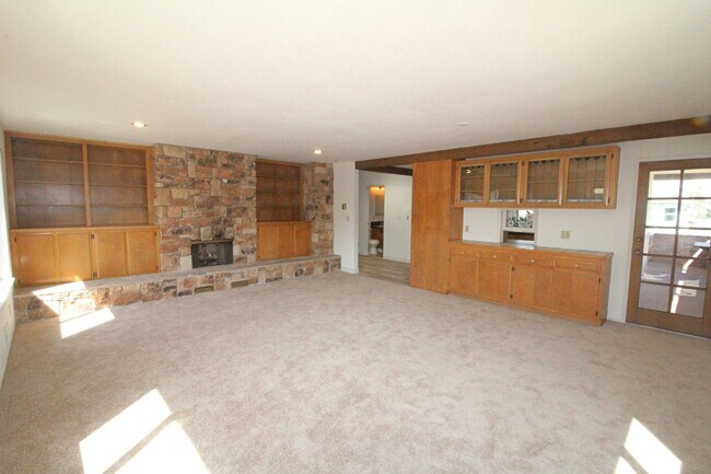 Foto del edificio - 3 Bedroom + 3 Bathroom Unit | Oxnard Shores | Unfurnished