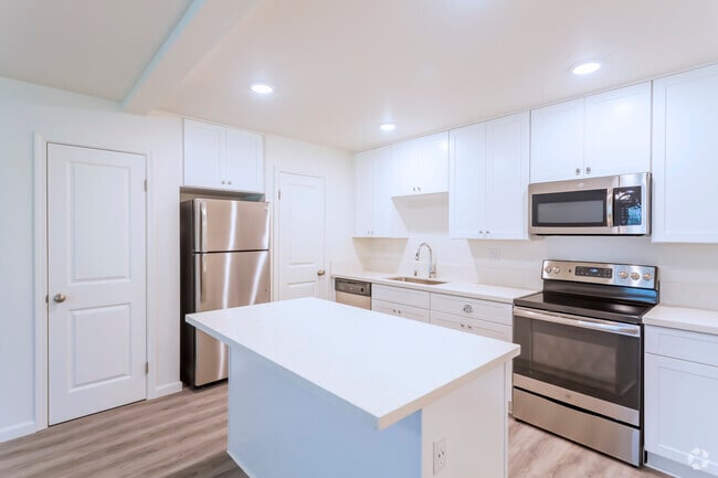 1 BR, 1 BA - 700 SF - Village View