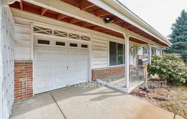 Foto del edificio - 803 Holiday Ave