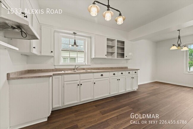 Photo du bâtiment - Large Family?  This is the home for you!  5 bedrooms above grade!