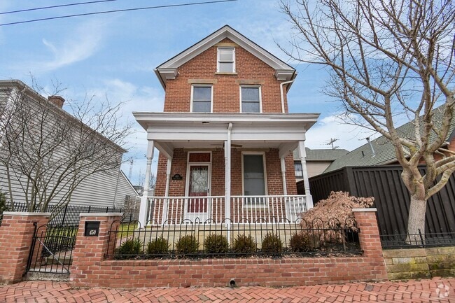 Building Photo - 450 E Beck St